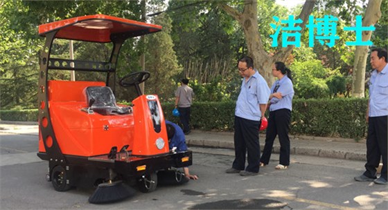 駕駛掃地機(jī)