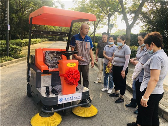 潔博士掃地車愛心捐贈