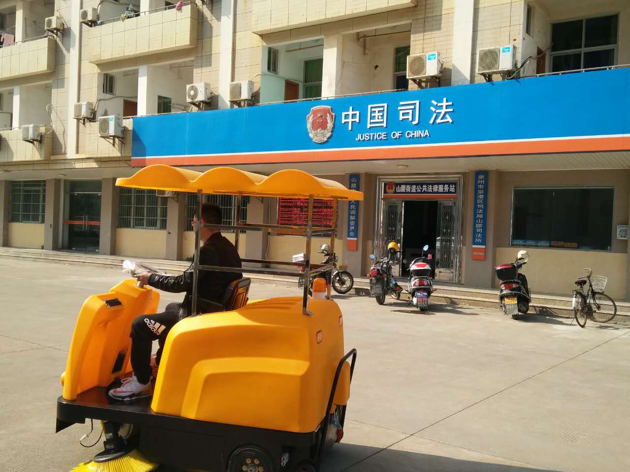 驚！一輛潔博士路面清掃機(jī)，惹得員工搶著干活？