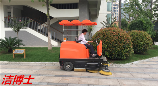 駕駛掃地車(chē)